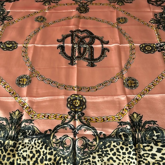 2233- Women’s Pink Leopard Chain Print Scarf 100% Polyester NWT - Picture 5 of 7